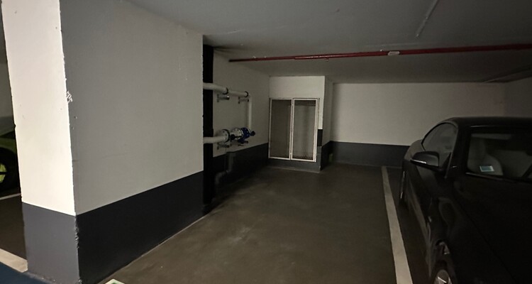 MONTAIGNE: PARKING FOR RENT
