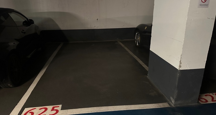 MONTAIGNE: PARKING FOR RENT