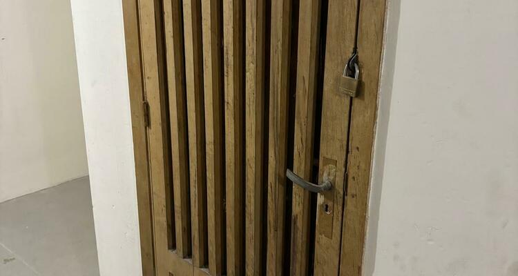 AUTEUIL: CELLAR FOR RENT
