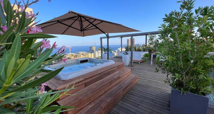 Rooftop d’Exception avec Jacuzzi – 3 Pièces Unique Boulevard des Moulins