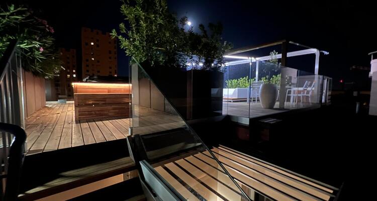 Rooftop d’Exception avec Jacuzzi – 3 Pièces Unique Boulevard des Moulins