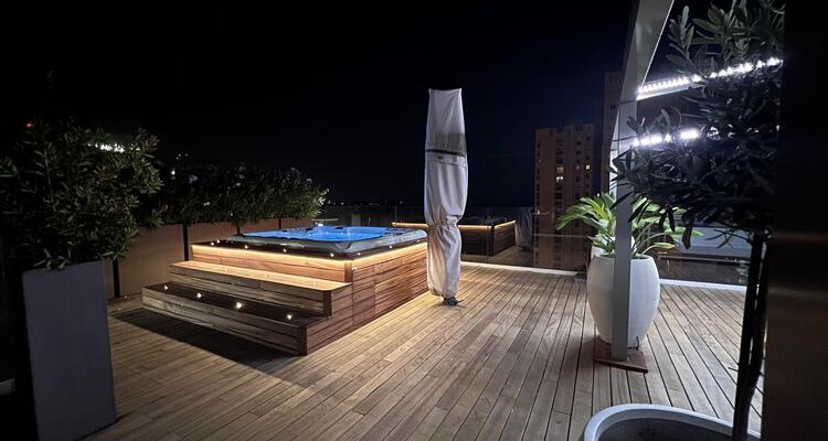 Rooftop d’Exception avec Jacuzzi – 3 Pièces Unique Boulevard des Moulins