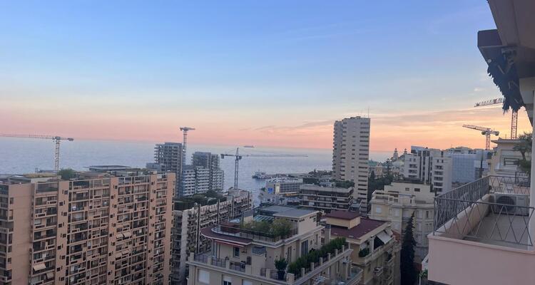 Rooftop d’Exception avec Jacuzzi – 3 Pièces Unique Boulevard des Moulins